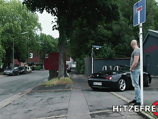 Tedesco HITZEFREI Blonde German MILF fucks a younger guy