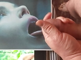 Masturbação Cumming in Kiernan Shipka's Mouth