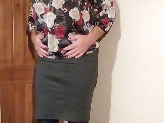 Amateur Under A Tight Skirt