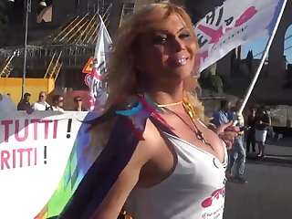 라텍스 Public Trans woman