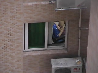 Tirkistelijä Horny Chinese gets caught wanking from window